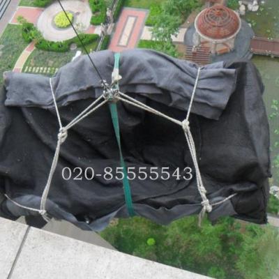 內丘縣吊裝師傅正在吊裝物品上樓