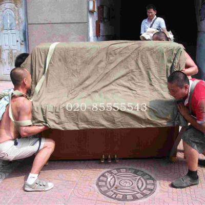 內丘縣幾名師傅正在抬鋼琴上樓